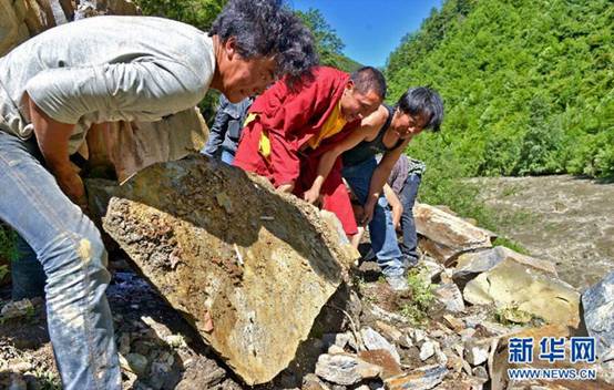 སི་ཁྲོན་ནུབ་རྒྱུད་དུ་ཆར་པ་བསྟུད་མར་བབས་པས་ཆེད་མཁས་པས་ཆུ་ལོག་དང་། རི་ཉིལ་བ། འདམ་རུད་སོགས་ཀྱི་གནོད་འཚེ་འབྱུང་བར་སྔོན་འགོག་བྱ་དགོས་པའི་བསམ་འཆར་བཏོན།