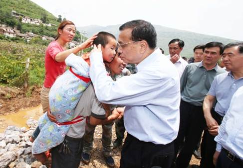 ལིས་ཁི་ཆང་ཡུན་ནན་ཞིང་ཆེན་ལུའུ་ཏེན་རྫོང་གི་ས་འགུལ་གནོད་ཐེབས་ཁུལ་དུ་ཕེབས་ནས་གནོད་སེལ་རྒུད་སྐྱོབ་བྱ་བར་མཛུབ་སྟོན་གནང་།