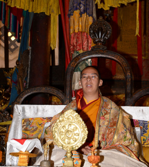 པཎ་ཆེན་ཨེར་ཏེ་ནི་ཆོས་ཀྱི་རྒྱལ་པོ་མཆོག་གིས་བཀྲ་ཤིས་ལྷུན་པོ་དགོན་དུ་ཡུན་ནན་ལུའུ་ཏེན་ས་འགུལ་ཁྲོད་རྐྱེན་ལམ་དུ་ཤོར་བའི་སྤུན་ཟླ་རྣམས་ལ་བསྔོ་སྨོན་གནང་།