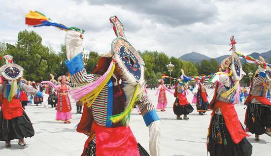ད་ལོའི་ལྷ་སའི་ཞོ་སྟོན་དུས་ཆེན་ཟླ་8ཚེས་25ཉིན་གཏོང་འགོ་ཚུགས་རྒྱུ་ཡིན་པ།