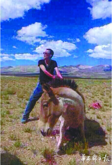 བྱང་ཐང་གི་རྐྱང་གསོན་བཤུ་བྱེད་མཁན་གྱི་ལག་དམར་འཛིན་བཟུང་བྱས།