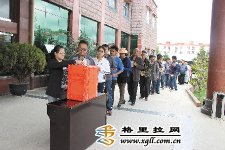 བདེ་ཆེན་ཁུལ་གྱི་ལས་བྱེད་མང་ཚོགས་ཀྱིས་ལའོ་ཏེན་གནོད་ཐེབས་ས་ཁུལ་ལ་བྱམས་སེམས་ཕུལ་བ།