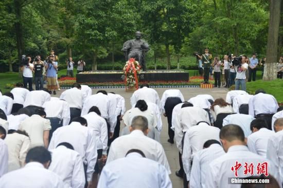 ཏེན་ཞའོ་ཕིང་། ཕ་ཡུལ་གྱི་མང་ཚོགས་ཀྱིས་ཆར་བའི་ཁྲོད་ནས་ཁྱེད་ཉིད་སྐུ་འཁྲུངས་ནས་ལོ་འཁོར་110འཁོར་བའི་སྐྱེས་སྐར་ལ་རྗེས་དྲན་ཞུ་བཞིན་ཡོད།