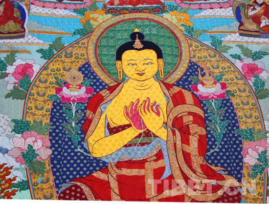 ཞོ་སྟོན་གྱི་ཉིན་མོར་སེ་ར་དགོན་དུ་གོས་སྐུ་བཤམས་པའི་བྱེད་སྒོ་སྤེལ་བ།