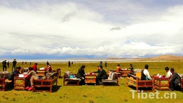 བོད་ཀྱི་མིག་མངས་འགྲན་སྡུར་བོད་ལྗོངས་འདམ་གཞུང་རྫོང་གི་གནམ་མཚོའི་འགྲམ་དུ་སྤེལ།