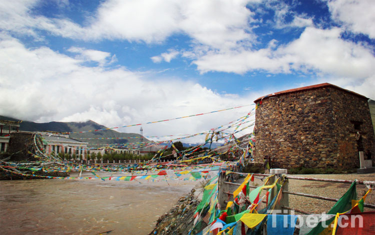 ཐང་སྟོང་རྒྱལ་པོས་དུས་རབས་བཅོ་ལྔ་པའི་ནང་བསྐྲུན་པའི་བོད་ལྗོངས་རྣམ་གླིང་རྫོང་གི་ལྕགས་ཐག་ཟམ་པ།