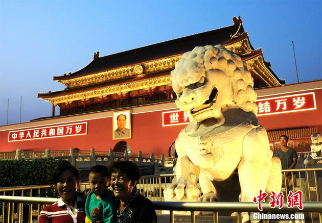 པེ་ཅིང་གནམ་བདེ་སྒོ་མོ་ཆེར་མཛེས་རྒྱན་སྤྲས་ནས་རྒྱལ་སྟོན་དུས་ཆེན་ལ་བསུ་གྲབས་ཡོད།