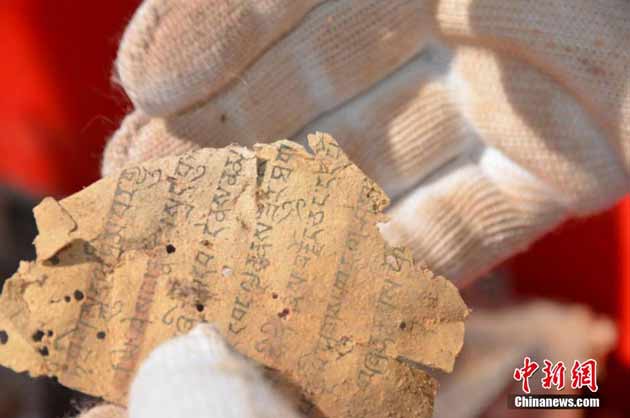 ཀན་སུའུ་ཞིང་ཆེན་འབུམ་ལྷ་གླིང་བྲག་ཕུག་ཏུ་གནའ་དཔེའི་ཤོག་ལྷེ་རལ་པ་མང་པོ་ཞིག་རྙེད།