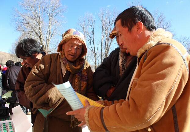 དཀར་མཛེས་རྫོང་གིས་མང་ཚོགས་ལ་དོན་དངོས་སྒྲུབ་རྒྱུ་དེ་དོན་ཐོག་ཏུ་འཁྱོལ་ཐུབ་པ་བྱས།