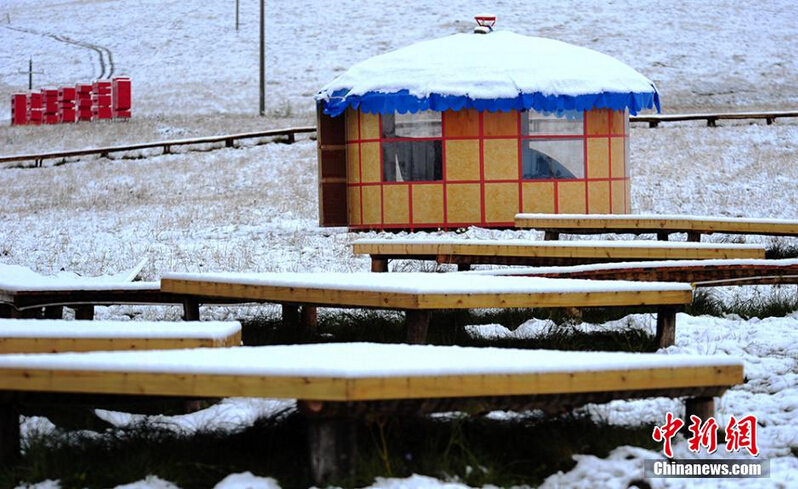 སི་ཁྲོན་ཞིང་ཆེན་གྱི་ཧུང་ཡོན་རྩྭ་ཐང་ཆེན་པོར་ད་ལོའི་སྟོན་འགོ་ཚུགས་པ་ནས་ཁ་བ་ཐོག་མ་བབས།