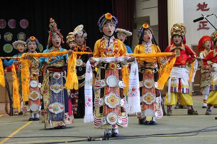 འབའ་ཐང་རྫོང་གི་དྲི་ཟའི་སྒྲ་དབྱངས་ཀྱི་བྱིས་གླུ་མཉམ་གཏོང་ཚོགས་པས་ཐའེ་ཝན་དུ་འཁྲབ་སྟོན་བྱས་ནས་དགའ་བསུ་ཐོབ།
