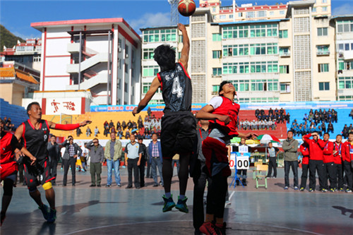 རྔ་བ་ཁུལ་གྱི་ཞིང་འབྲོག་མང་ཚོགས་ཀྱི་སླེ་གྲུག་ལུས་རྩལ་འགྲན་ཚོགས་དེ་འབར་ཁམས་ནས་འཚོག་འགོ་བརྩམས།