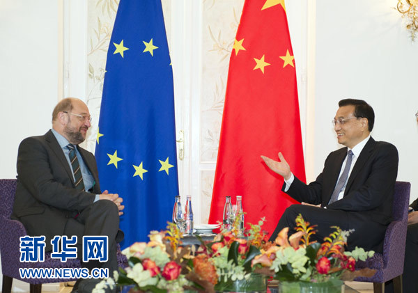 ལི་ཁེ་ཆང་གིས་ཡོ་རོབ་གླིང་གྲོས་ཁང་གི་འགོ་འཛིན་ཧྲུའུ་ཨར་ཚི་ལ་མཇལ་འཕྲད་གནང་།