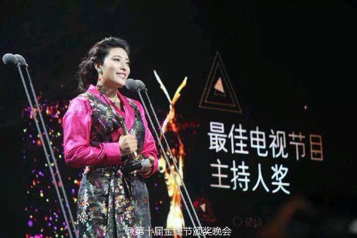 ཁམས་པ་བརྙན་འཕྲིན་ཁང་གི་མདོ་འཛིན་པ་འཆི་མེད་དབང་མོ་ལ་ཀྲུང་གོའི་ཆེས་ཕུལ་དུ་བྱུང་བའི་བརྙན་འཕྲིན་ལེ་ཚན་མདོ་འཛིན་པའི་བྱ་དགའ་ཐོབ།
