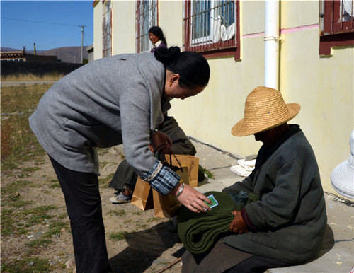 རྔ་བ་རྫོང་གི་བུད་མེད་མཉམ་འབྲེལ་ལྷན་ཚོགས་ཀྱིས་མགོན་མེད་རྒན་རྒོན་ཚོར་དགུན་ལྭ་དང་ཉལ་ཐུལ་སོགས་སྐྱེལ་ཡོད།