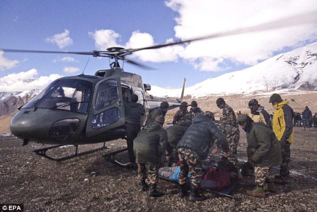 བལ་བོའི་ཧི་མ་ལ་ཡའི་རི་རྒྱུད་དུ་གངས་ཉིལ་བའི་དོན་རྐྱེན་བྱུང་སྟེ་མི་ཉེར་གཅིག་རྐྱེན་ལམ་དུ་ཤོར་བ་དང་མི་བཅུ་ཕྲག་འགའ་གར་སོང་མ་རྙེད།