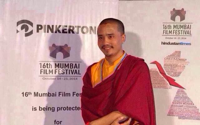 ཆགས་མེད་རིན་པོ་ཆེས་འཁྲབ་ཁྲིད་གནང་བའི་གློག་བརྙན་༼བདེན་མཐོང༽ཞེས་པ་སྦོམ་སྦེ་གློག་བརྙན་དུས་ཆེན་ཐོག་ནས་འགྲེམ་སྟོན་བྱས།