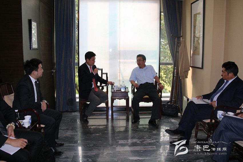 ཡེ་ཤེས་ཟླ་བས་ཧའེ་ནན་མཁའ་འགྲུལ་ཚོགས་པའི་སྤྱི་གཉེར་གཞོན་པ་ཝང་ཧོ་ཞིན་དང་ལྷན་དུ་བཞུགས་མོལ་གནང་།