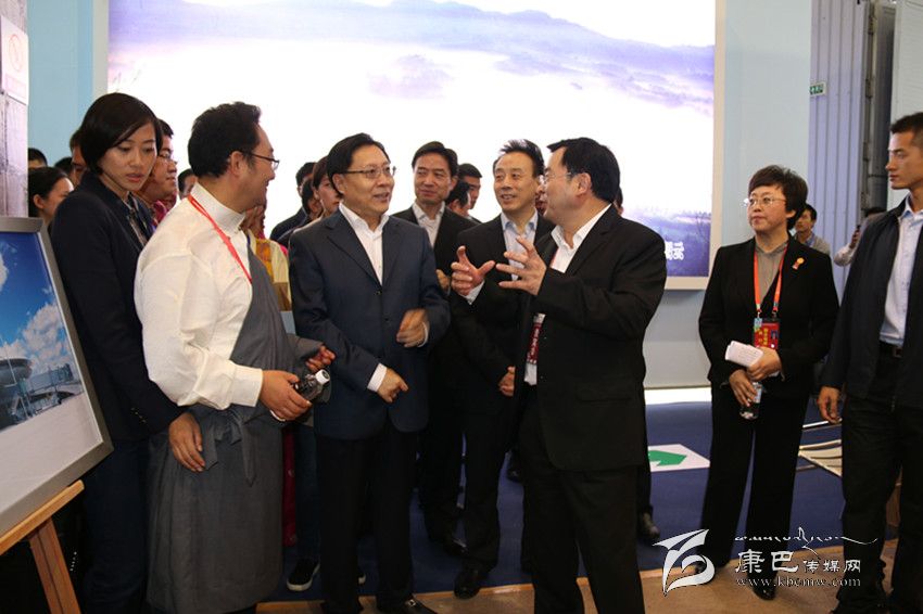 ཝང་ཏུང་མིང་དང་ཝེ་ཧུང་ནུབ་རྒྱུད་བཤམས་སྟོན་འདུ་ཚོགས་ཀྱི་དཀར་མཛེས་འགྲེམས་སྟོན་ཁང་དུ་གཟིགས་ཞིབ་གནང་བར་ཕེབས།