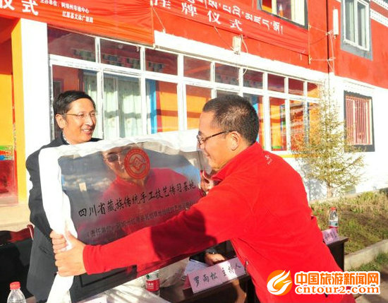 བོད་ཀྱི་སྲོལ་རྒྱུན་བཟོ་རྩལ་གྱི་ཁྲིད་སྦྱོང་རྟེན་གཞིའི་སྒོ་བྱང་འགེལ་བའི་མཛད་སྒོ་དང་རྔ་བ་ཁུལ་དུང་དཀར་ལུགས་ཀྱི་ཐང་གའི་རི་མོ་གསོ་སྦྱོང་འཛིན་གྲྭ་འཚོགས་འགོ་བརྩམས།