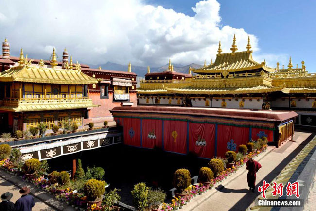 ལྷ་སའི་གཙུག་ལག་ཁང་གི་གསེར་གྱི་རྒྱ་ཕིབས་བསྐྱར་གསོ་ལེགས་འགྲུབ་བྱུང་།