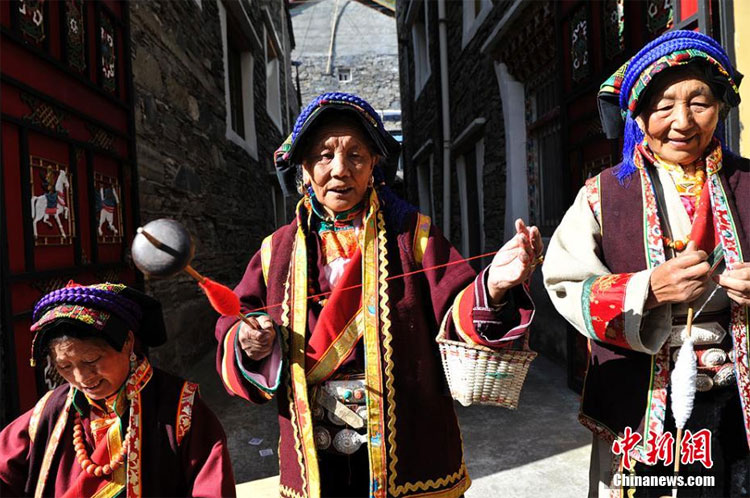 རྒྱལ་རོང་གི་བོད་རིགས་མང་ཚོགས་ཀྱིས་ལོ་ལེགས་བྱུང་བར་དགའ་སྟོན་རྟེན་འབྲེལ་ཞུ་བཞིན་པ།