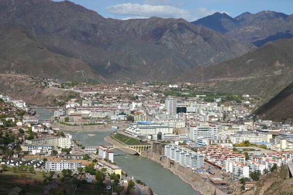 རྒྱལ་སྲིད་སྤྱི་ཁྱབ་ཁང་ནས་གཞིས་རྩེ་དང་ཆབ་མདོ་ས་ཁུལ་གཉིས་གྲོང་ཁྱེར་དུ་སྒྱུར་བར་ཆོག་མཆན་ཐོབ།