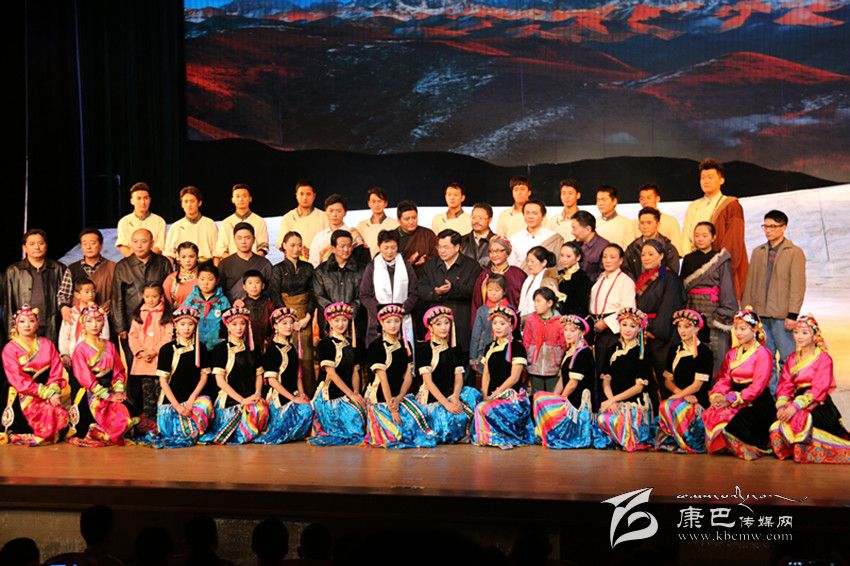 གཏམ་བརྗོད་ཟློས་གར་《གངས་ལྗོངས་ཀྱི་རྣམ་ཤེས།》ཞེས་པ་དར་མདོ་ནས་འཁྲབ་སྟོན་བྱས།