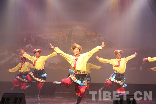 ཁེ་ན་ཏའི་གྲོང་ཁྱེར་ཏོ་ལུན་ཏོ་རུ་བོད་ཀྱི་གླུ་གར་འཁྲབ་སྟོན་བྱས།
