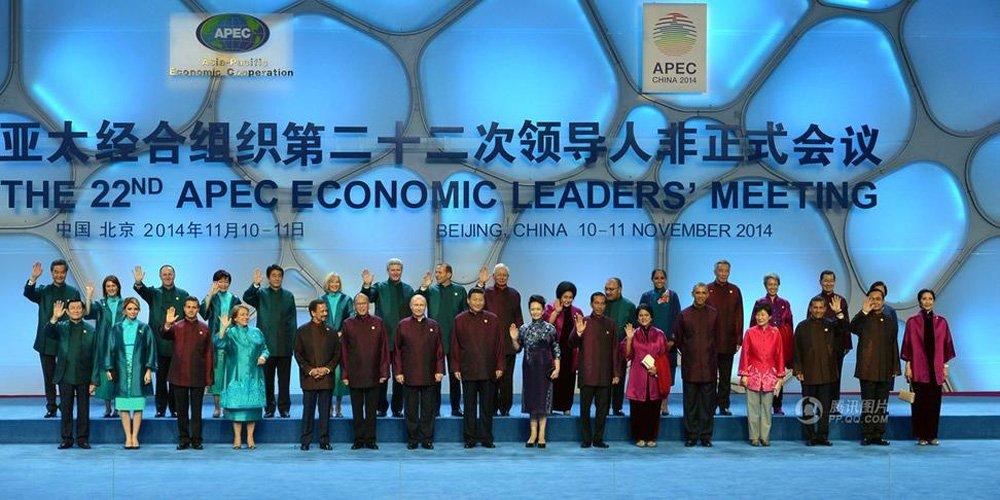 APECཡི་འགོ་ཁྲིད་མི་སྣ་དག་གིས་རྒྱལ་ཁབ་ཆུ་རྐྱལ་ལྟེ་གནས་ཧྲུའེ་ལི་ཧྥང་དུ་དགོང་ཚིགས་ལ་རོལ་ཞིང་ཐུན་མིན་གྱི་ཁྱད་ཆོས་ལྡན་པའི་གྱོན་པ་གོན་ཡོད།
