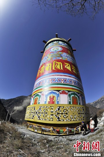 སི་ཁྲོན་རྔ་བ་ཁུལ་གྱི་མཐོ་ཚད་ལ་སྨི་26ཡོད་པའི་མ་ཎི་རང་འཁོར་ཆེན་པོ།