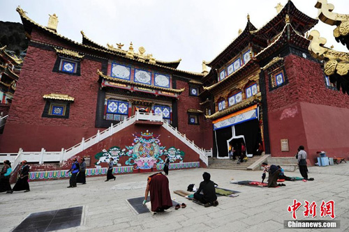 སི་ཁྲོན་ཞིང་ཆེན་རྔ་བ་ཁུལ་ཆུ་ཆེན་རྫོང་གི་ཁྲོ་སྐྱབས་ཐུགས་རྗེ་ཆེན་པོའི་ལྷ་ཁང་ལ་མཇལ་སྐོར་དུ་ཕེབས་པའི་དད་ལྡན་མང་ཚོགས།