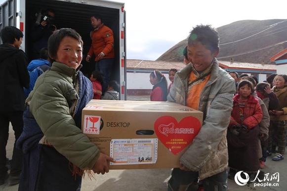 ལི་ཁེ་ཆང་གི་བརྩེ་སེམས་ཐུམ་པོ་མཚོ་སྔོན་གྱི་ཞག་སྡོད་སློབ་ཆུང་ཞིག་ཏུ་འབྱོར་ཡོད།