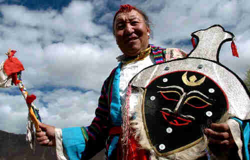 བོད་ལྗོངས་དམངས་ཁྲོད་ཟློས་གར་གྱི་སྒྱུ་རྩལ་རྐང་འཛིན་པ་རྣམས་ཐོག་དང་པོར་མཉམ་དུ་འཛོམས་ནས་སྦྱོང་བརྡར་བྱས།