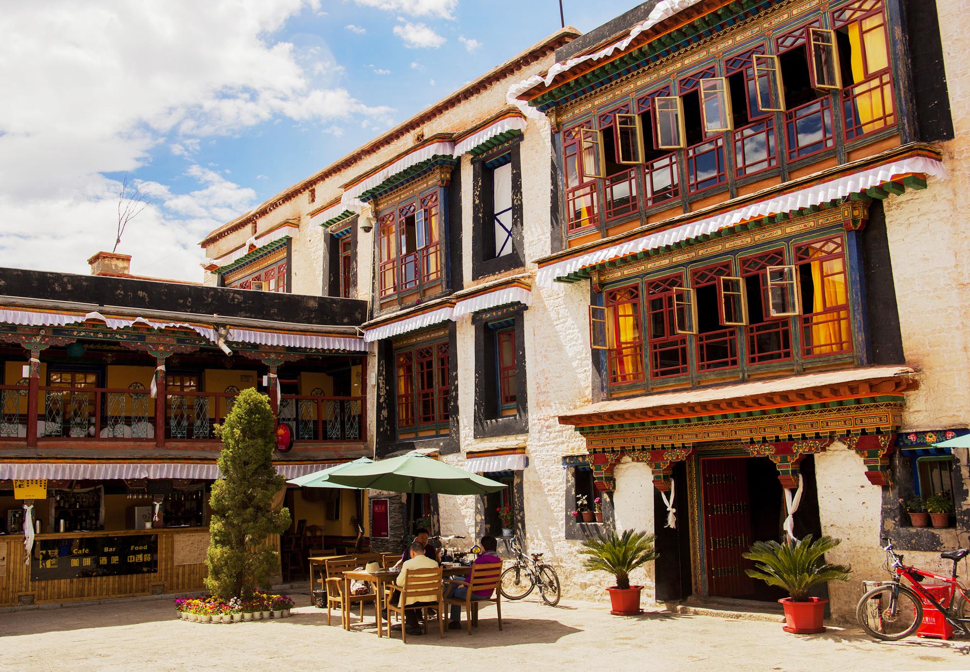 ལྷ་ས་གྲོང་ཁྱེར་ལ་ཁོར་ཡུག་སྲུང་སྐྱོང་གི་དཔེ་ལེགས་གྲོང་ཁྱེར་ཞེས་པའི་མཚན་སྙན་བསྩལ།