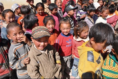 དཀར་མཛེས་ཁུལ་གྱི་དཀའ་ངལ་ཡོད་པའི་ཡུལ་ལུང་དག་ལ་བརྩེ་སེམས་ཞལ་འདེབས་བསྡུ་རུབ་བྱས།