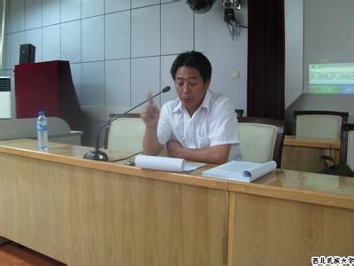 ནུབ་བྱང་མི་རིགས་སློབ་ཆེན་གྱི་བོད་ཡིག་སྡེ་ཁག་ཏུ་རྣམ་འབྱོར་པ་ཆེན་པོ་རྗེ་བཙུན་མི་ལ་རས་པ་ཞིབ་འཇུག་ཞེས་པའི་ཆེན་དོན་འཆད་ཁྲིད་གནང་།