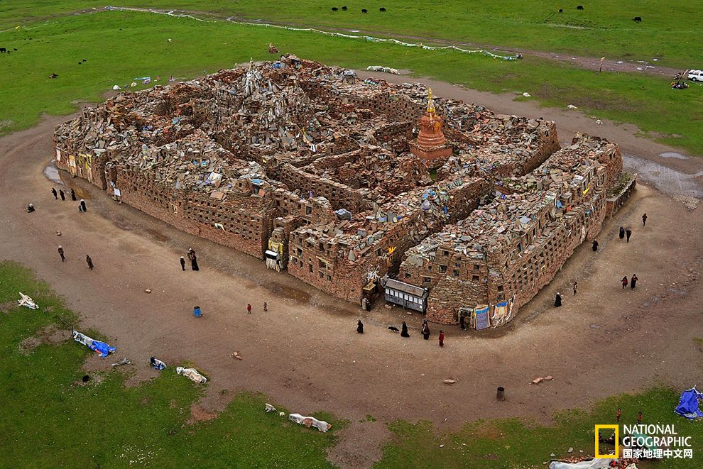 མཁའ་ལམ་ནས་པར་དུ་བསྐྱོན་པའི་གསང་གི་མ་ཎི་རྡོ་མཁར།