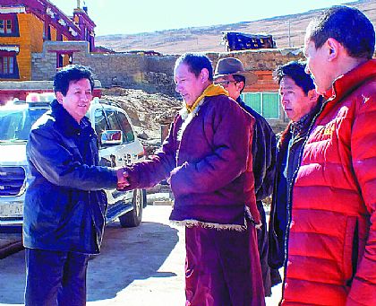 དཀར་མཛེས་ཁུལ་དམངས་ཆེན་རྒྱུན་ཨུའི་ཀྲུའུ་རེན་ལི་ཁང་ཉག་ཆུ་རྫོང་དུ་ཕེབས་ནས་གྲྭ་བཙུན་རྣམས་ལ་འཚམས་འདྲི་གནང་།