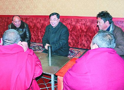 ཧུའུ་ཁྲང་ཧྲེང་གིས་དར་མདོའི་ལྔ་མཆོད་དགོན་པར་རྟོག་ཞིབ་གནང་།