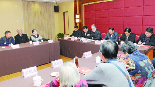 རྔ་བ་ཁུལ་གྱིས་ལུགས་རྙིང་ལོ་སར་སྐབས་སུ་ལས་འཁྱུར་ངལ་གསོ་བྱས་པའི་ལས་བྱེད་པ་རྒན་པ་ཚོར་འཚམས་འདྲི་ཞུ་བའི་བཞུགས་མོལ་གྲོས་ཚོགས་ཁྲེན་ཏུའུ་རུ་འཚོགས།
