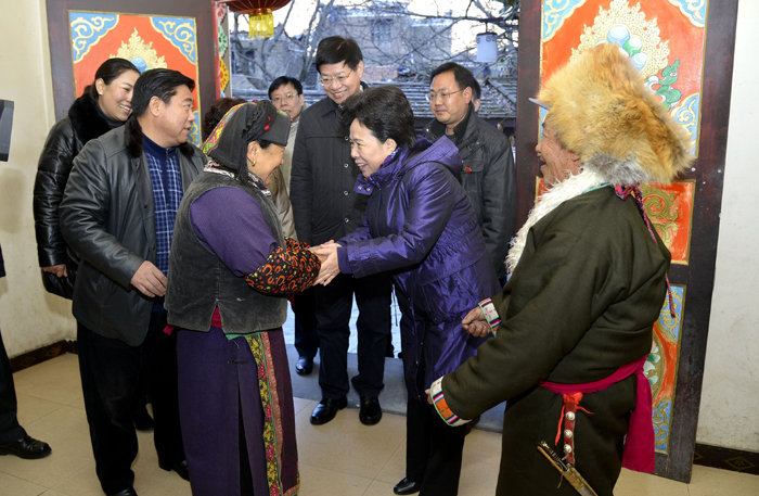 སི་ཁྲོན་ཞིང་ཆེན་གྱི་འགོ་ཁྲིད་ཚོ་རྔ་བ་ཁུལ་གྱི་ལི་རྫོང་ལ་ཕེབས་ནས་རིགས་སོ་སོའི་མི་དམངས་ལ་འཚམས་འདྲི་ཞུས།