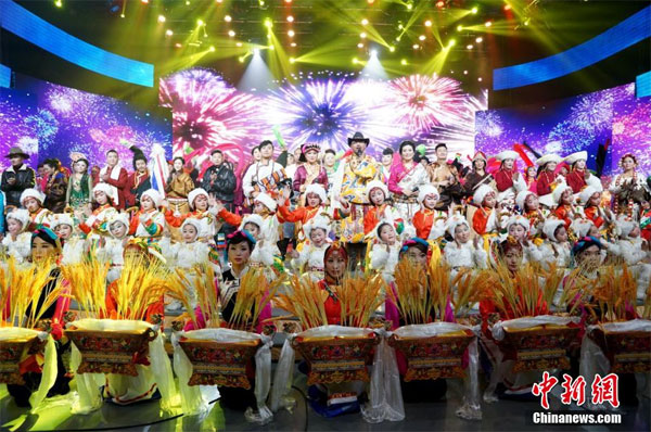 སི་ཁྲོན་དཀར་མཛེས་བོད་ཁུལ་གྱི་ལོ་གསར་དགོང་ཚོགས་ཕབ་སྐྲུན་ལེགས་འགྲུབ་བྱུང་བ།
