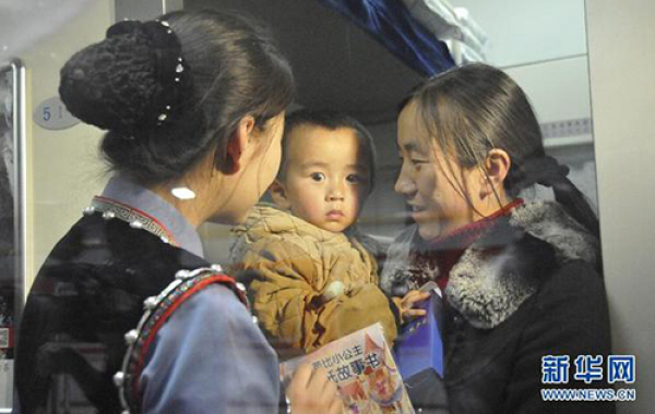 ལུའུ་ཏེན་ས་འགུལ་ཁྲོད་གྱི་ལྷན་སྐྱེས་སྙིང་ནད་ཕོག་པའི་བྱིས་པ་ཁག་དང་པོ་པེ་ཅིང་དུ་སྨན་བཅོས་བྱེད་པར་བསྐྱོད།