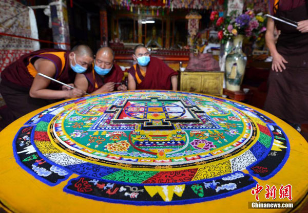 བོད་ཀྱི་ལོ་སར་སྐབས་ཀུན་བདེ་གླིང་གི་དགེ་འདུན་པ་ཚོས་རྡོ་རྗེའི་དཀྱིལ་འཁོར་བཞེངས།