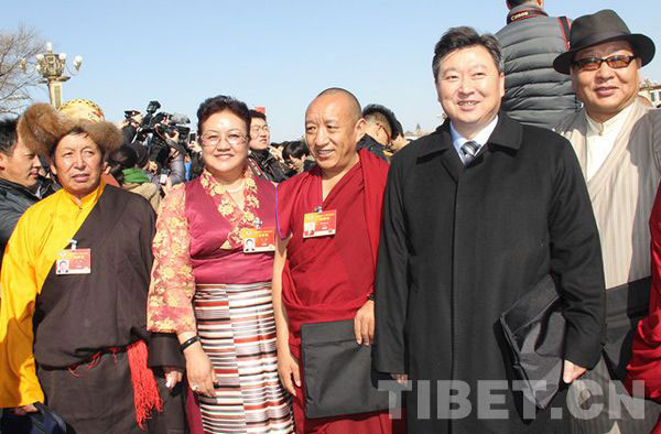 གྲངས་ཉུང་མི་རིགས་ཀྱི་སྲིད་གྲོས་ཨུ་ཡོན་དང་ཆོས་ལུགས་སྡེ་ཁག་གི་སྲིད་གྲོས་ཨུ་ཡོན་ཚོ་ཀྲུང་གོའི་མི་དམངས་ཆབ་སྲིད་གྲོས་མོལ་ཚོགས་འདུ་སྐབས་བཅུ་གཉིས་པའི་རྒྱལ་ཡོངས་ཨུ་ཡོན་ལྷན་ཁང་གི་གྲོས་ཚོགས་ཐེངས་གསུམ་པར་ཞུགས།