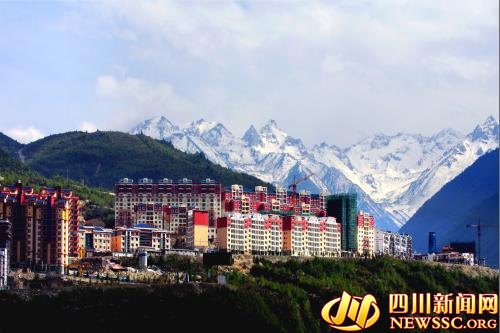 དར་མདོ་རྫོང་གྲོང་ཁྱེར་དུ་བསྒྱུར་བར་ཆོག་མཆན་ཐོབ་ནས་སི་ཁྲོན་བོད་ཁུལ་གྱི་རྫོང་རིམ་པའི་གྲོང་ཁྱེར་ཐོག་མར་གྱུར།