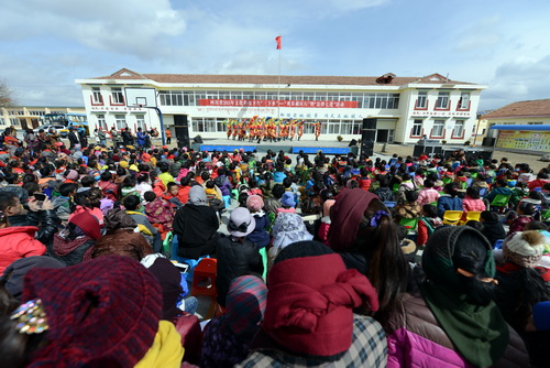 གཤམ་སྤེལ་གསུམ་གཞི་རིམ་དུ་བསྐྱོད་པ་ཞེས་པའི་དམངས་ཕན་བྱེད་སྒོ་ཧུང་ཡོན་དུ་སྤེལ་ཡོད།