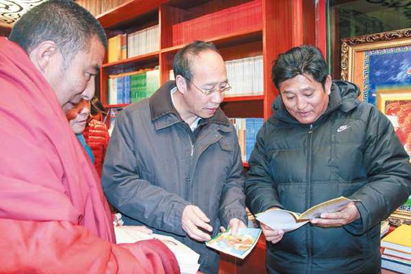 ཝུའུ་ཅིན་ཕིང་གིས་དཀར་མཛེས་ཁུལ་གྱི་རྟའུ་དང་དཀར་མཛེས། སྡེ་དགེ སེར་ཤུལ་བཅས་རྫོང་དུ་བརྟག་དཔྱད་ཞིབ་འཇུག་གནང་།
