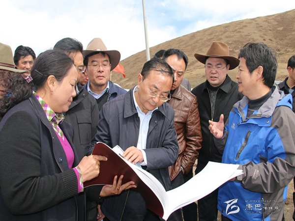 ལི་ཁྲང་ཕིང་གིས་དཀར་མཛེས་ཁུལ་གྱི་རོང་བྲག་དང་དར་མདོ།རྟའུ་བཅས་རྫོང་ཁག་གསུམ་དང་དུང་དཀར་ལུང་པ་རུ་བརྟག་དཔྱད་ཞིབ་འཇུག་གནང་།